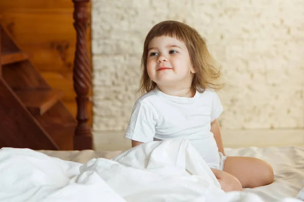Ochtendmeisjes: de kinderen die in bed spelen. Wakker worden uit een droom. Ik ben net wakker. — Stockfoto