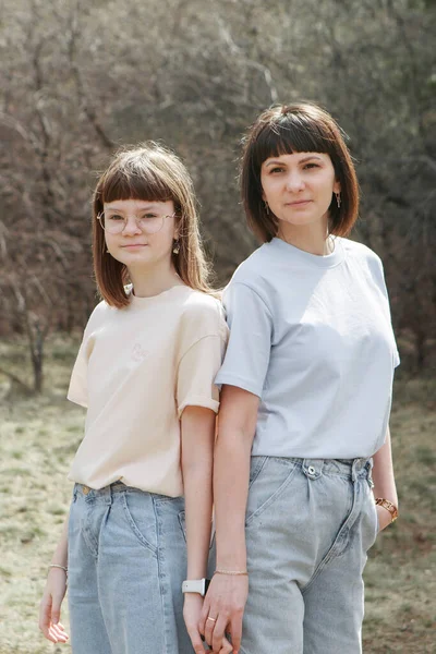 Duas raparigas felizes a sorrir. Retrato de mulheres abraçadas. O conceito de relacionamentos na família, amigos, irmãs, casal apaixonado — Fotografia de Stock