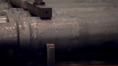 Çelik boruların üst üste yığılmış bir kısmının yakın çekimi. Demir ürünlerinin taşıyıcı üretimi