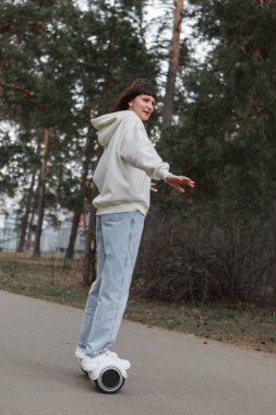 Gyroscoter 'daki kız yolda gidiyor.