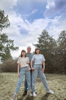 Gülümseyen iki mutlu kız. Sarılan kadın portresi. Aile ilişkileri kavramı, arkadaşlar, kız kardeşler, aşık çiftler.