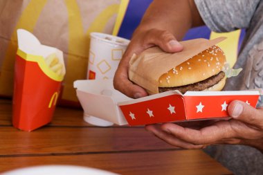 Moskova 2.08.2021 bir adam McDonalds restoran zincirinde patates kızartması yiyor.