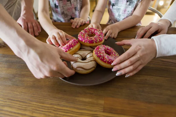 The family eats cakes. dinner at the bakery. feast in the kitchen. the butchering of the food. — Stock Photo, Image