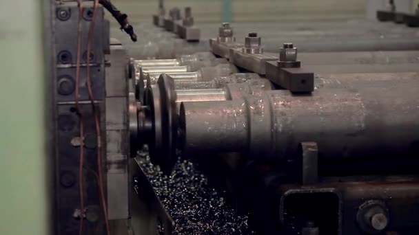 Közelkép az acélcsövek egymásra rakott szakaszáról. vastermékek szállítószalag-gyártása — Stock videók