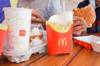 Moskova 2.08.2021 bir adam McDonalds restoran zincirinde patates kızartması yiyor.