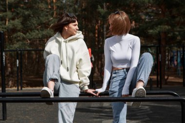 Gülümseyen iki mutlu kız. Sarılan kadın portresi. Aile ilişkileri kavramı, arkadaşlar, kız kardeşler, aşık çiftler.