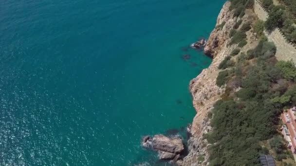 Il mare con una costa stretta e molti vacanzieri sulla spiaggia. ripresa da un drone: una spiaggia cittadina. — Video Stock