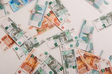 Rubleler beyaz bir arkaplanda izole edilmiş. Para faiziyle, yatırımlarla, maaşla. İş ve Finans