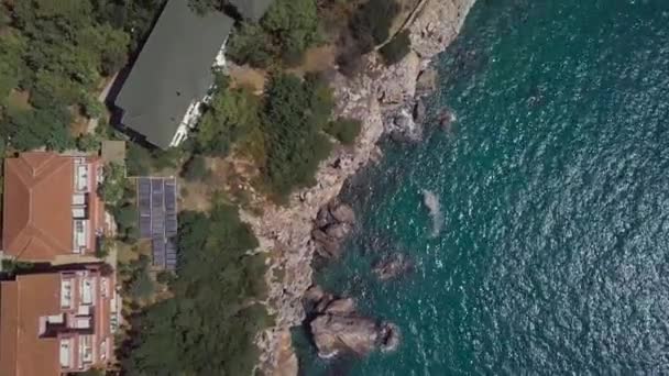 Il mare con una costa stretta e molti vacanzieri sulla spiaggia. ripresa da un drone: una spiaggia cittadina. — Video Stock