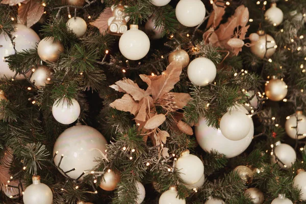 Tatiller, yeni yıl, dekorasyon ve kutlama konsepti - balo ve oyuncaklarla süslenmiş Noel ağacının kapağı — Stok fotoğraf
