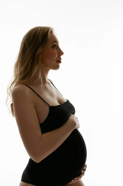 Embarazada acariciando su vientre sobre fondo blanco. Copiar espacio. El concepto de digestión saludable, estilo de vida, FIV —  Fotos de Stock