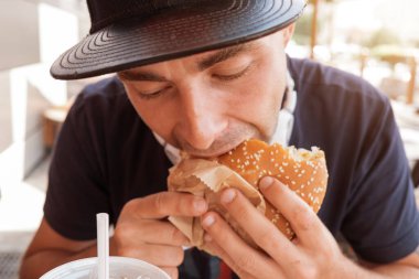 Moskova 2.08.2021 bir adam McDonalds restoran zincirinde patates kızartması yiyor.