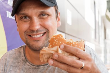 Moskova 2.08.2021 bir adam McDonalds restoran zincirinde patates kızartması yiyor.