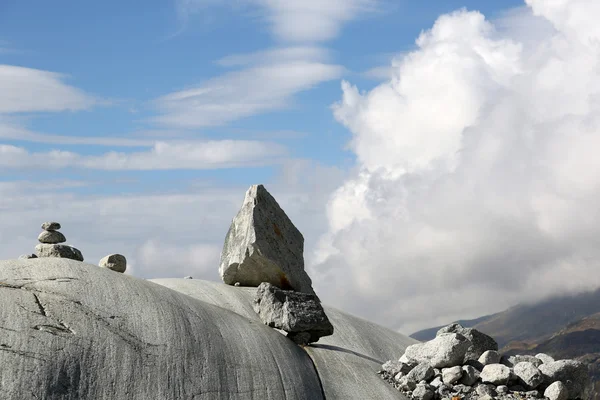 З каменів у швейцарських Альпах покажчика — стокове фото