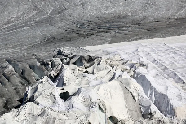 Glaciar del Ródano en Suiza cubierto de vellón contra la fusión —  Fotos de Stock