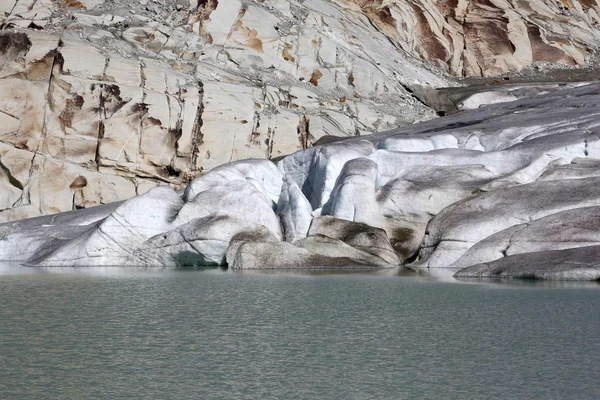 Švýcarské Alpy s ledovcové jezero ledovcové — Stock fotografie