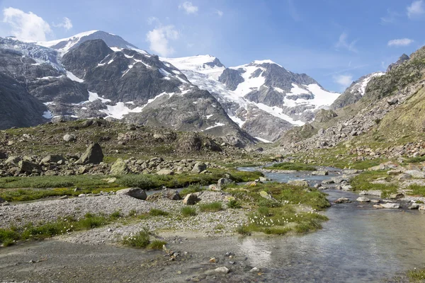 Υψηλή Άλπεις Bernese Oberland στην Ελβετία με κολπίσκο — Φωτογραφία Αρχείου