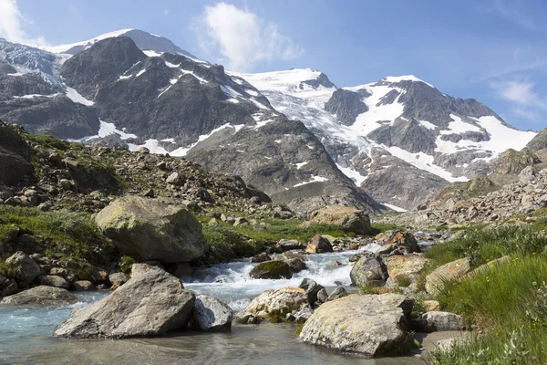 Wysokie Alpy w Oberlandzie Berneńskim w Szwajcarii z potoku — Zdjęcie stockowe