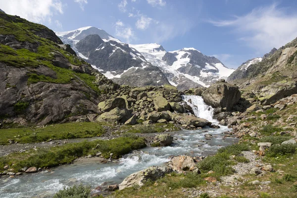 Altos Alpes en el Oberland bernés en Suiza con arroyo —  Fotos de Stock