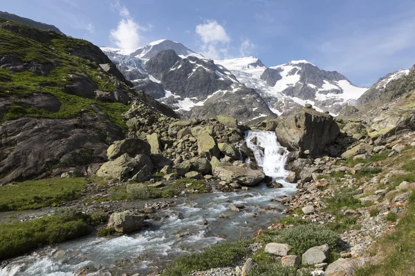Wysokie Alpy w Oberlandzie Berneńskim w Szwajcarii z potoku — Zdjęcie stockowe