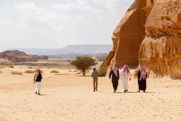 Al Ula, Suudi Arabistan, 19 Şubat 2020: Dört Suudi ve bir batılı turist Jabal Al Banat 'ın mezarlarını ziyaret etti