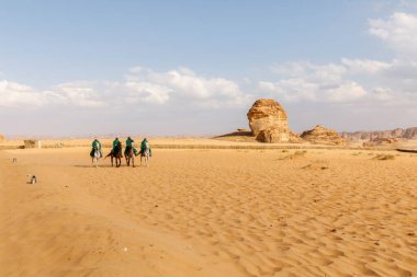 Al Ula, Suudi Arabistan, 19 Şubat 2020: Suudi Arabistan 'daki Tantora Festivali' nde El Ula 'da geleneksel kostümlü atlılar