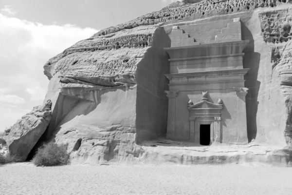 헤그라 무덤들 하나인 바나트는 사우디 아라비아 알울라에 바위의 솜씨있게 조각하였다 — 스톡 사진