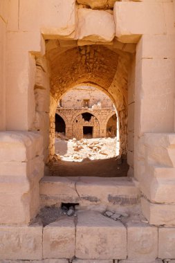 Tabuk şehrinin yakınındaki taş bir kalenin kalıntıları. Shamiite hacısının ana istasyonlarından biriydi, Suudi Arabistan.