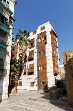 Suudi Arabistan 'ın Al Balad bölgesinde tarihi ahşap balkonları olan eski Jeddah kasabası.