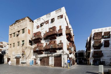 Jeddah, Suudi Arabistan, 22 Şubat 2020: Suudi Arabistan, Al Balad bölgesinde tarihi ahşap balkonlara sahip eski bir kasaba