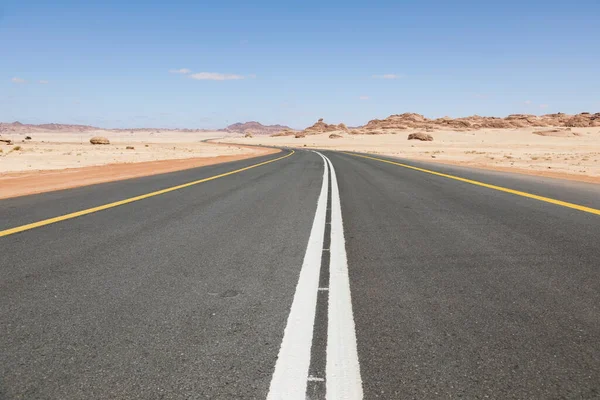 Típico Camino Arabia Saudita Que Conduce Través Del Desierto — Foto de Stock