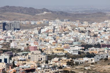Abha, Suudi Arabistan, 24 Şubat 2020: Suudi Arabistan 'ın güneydoğusundaki Abha şehri bir vadinin tam kenarında yüksek bir platoda yer almaktadır.