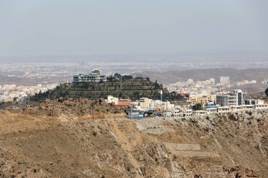 Abha, Suudi Arabistan, 24 Şubat 2020: Suudi Arabistan 'ın güneydoğusundaki Abha şehri bir vadinin tam kenarında yüksek bir platoda yer almaktadır.
