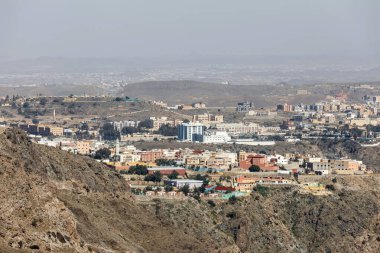 Abha, Suudi Arabistan, 24 Şubat 2020: Suudi Arabistan 'ın güneydoğusundaki Abha şehri bir vadinin tam kenarında yüksek bir platoda yer almaktadır.