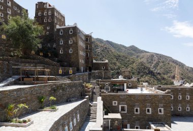 Abha, Suudi Arabistan, 25 Şubat 2020: Rijal Almaa köyü 60 katlı bina tarafından inşa edilmiştir. Hepsi geleneksel bir şekilde inşa edildi. Sadece taş, kil ve ahşap. Tıpkı Yemen sınırındaki ünlü binalar gibi.