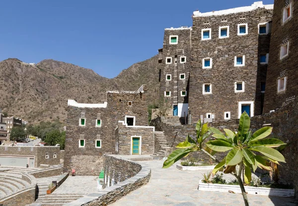 Rijal Almaa, Suudi Arabistan 'ın Asir Bölgesi' nde yer alan bir miras köyüdür. Abha 'dan 45 km uzakta..