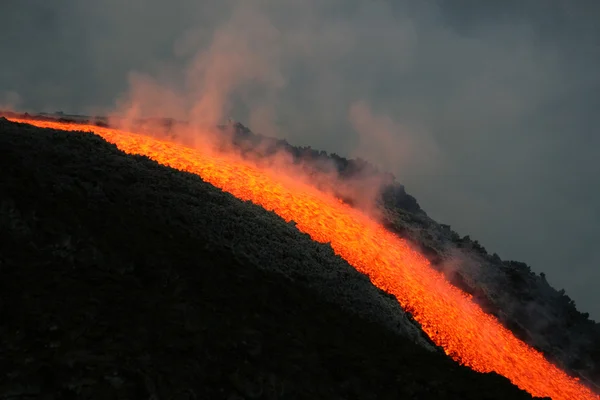 Lav akışı etna yanardağı üzerinde