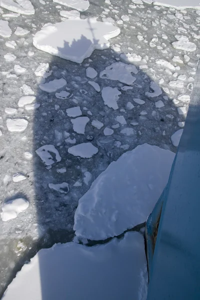 Cień Icebreaker w kanale Lemaire, Antarktyda — Zdjęcie stockowe