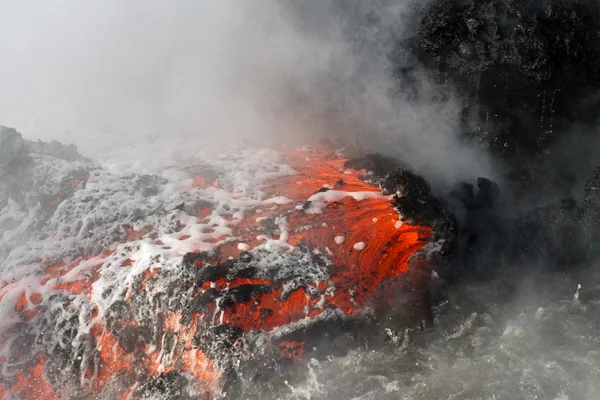 Le flux de lave entre dans la mer à Hawaï — Photo