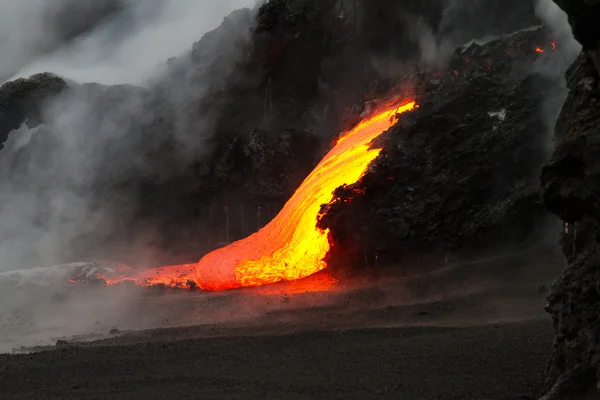 Flujo de lava por la noche — Foto de Stock