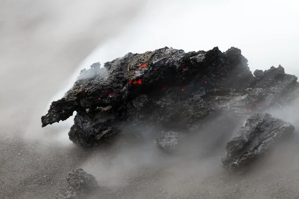 Blick auf dampfende heiße Lava — Stockfoto