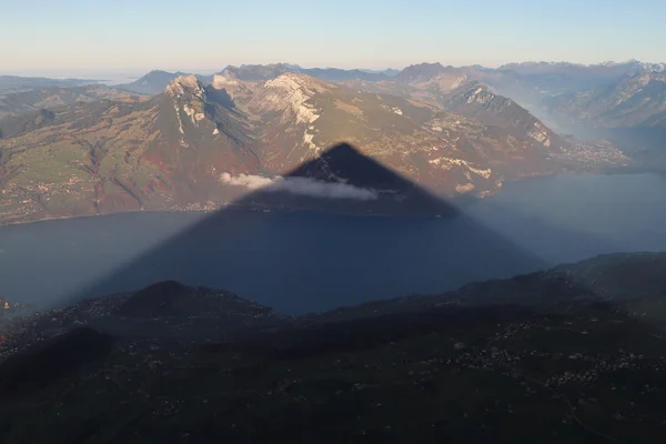 Skuggan av Niesen, Bernese Oberland — Stockfoto