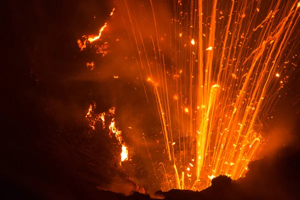 Erupção do vulcão Yasur — Fotografia de Stock