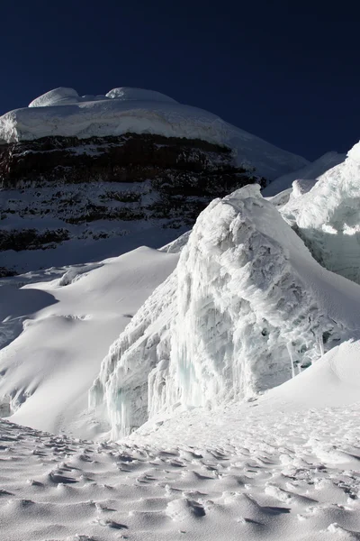 Cotopaxi ledovec s summitu v pozadí — Stock fotografie