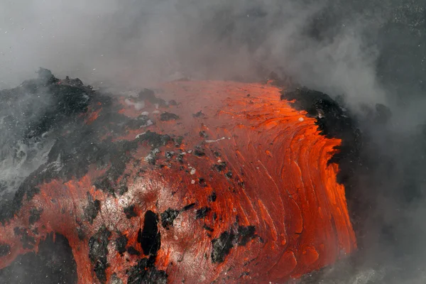Lav akışı deniz Hawaii'de girer.