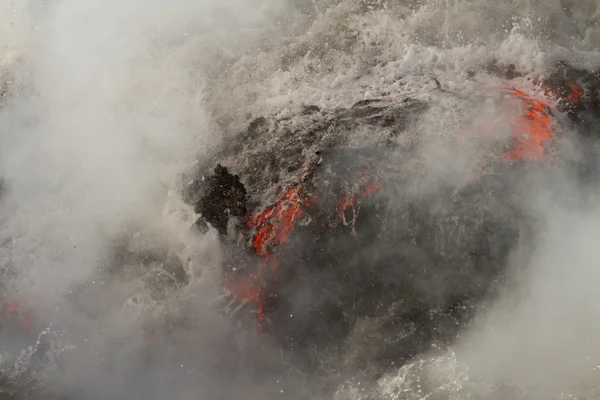 Lav akışı deniz Hawaii'de girer. — Stok fotoğraf