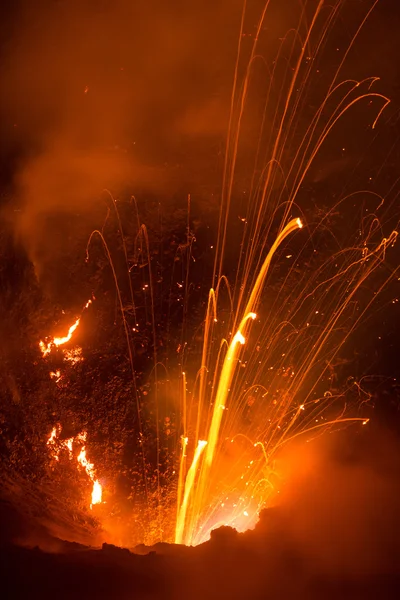 Vulkan Yasur ausgebrochen — Stockfoto