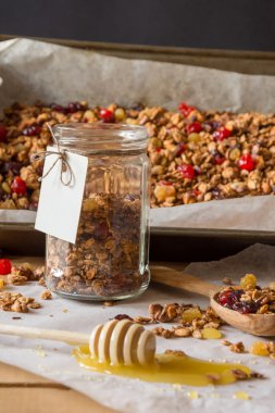 Boş beyaz etiket kavanoza ev yapımı granola