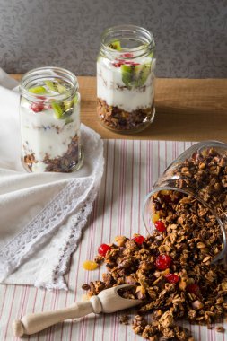 Gevrek gevrek bardaklarda kavanoz ve yoğurt parfe. 