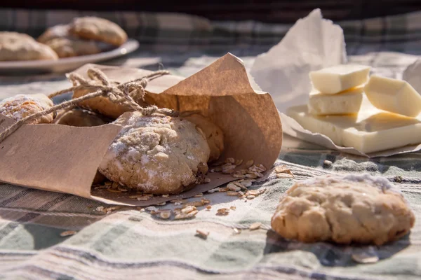 Galletas de avena caseras y chocolate blanco en el mantel —  Fotos de Stock